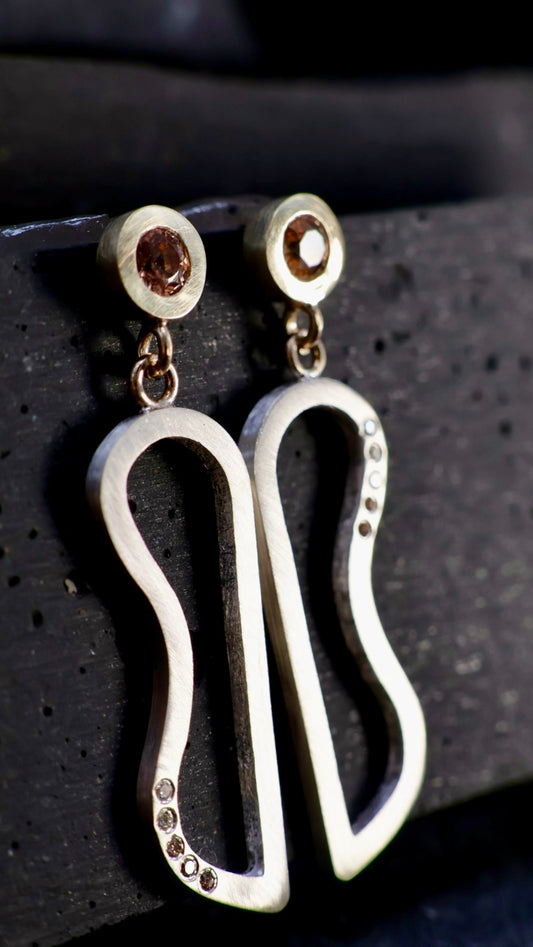 17. Robyn Clarke, Birrarung Peninsula Earrings, 9ct yellow gold discs set with champagne zircons, with sterling silver drops set with 5 diamonds each ranging from white to cognac